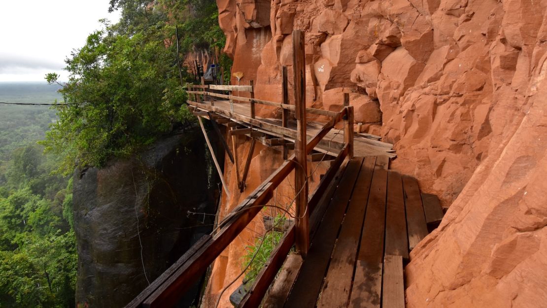 One of the highlights in Bueng Kan is the scary cliff-side walk.