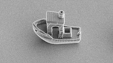 A boat has been 3D-printed by Leiden physicists Rachel Doherty, Daniela Kraft and colleagues. From prow to stern it measures 30 micrometers, about a third of the thickness of a hair.