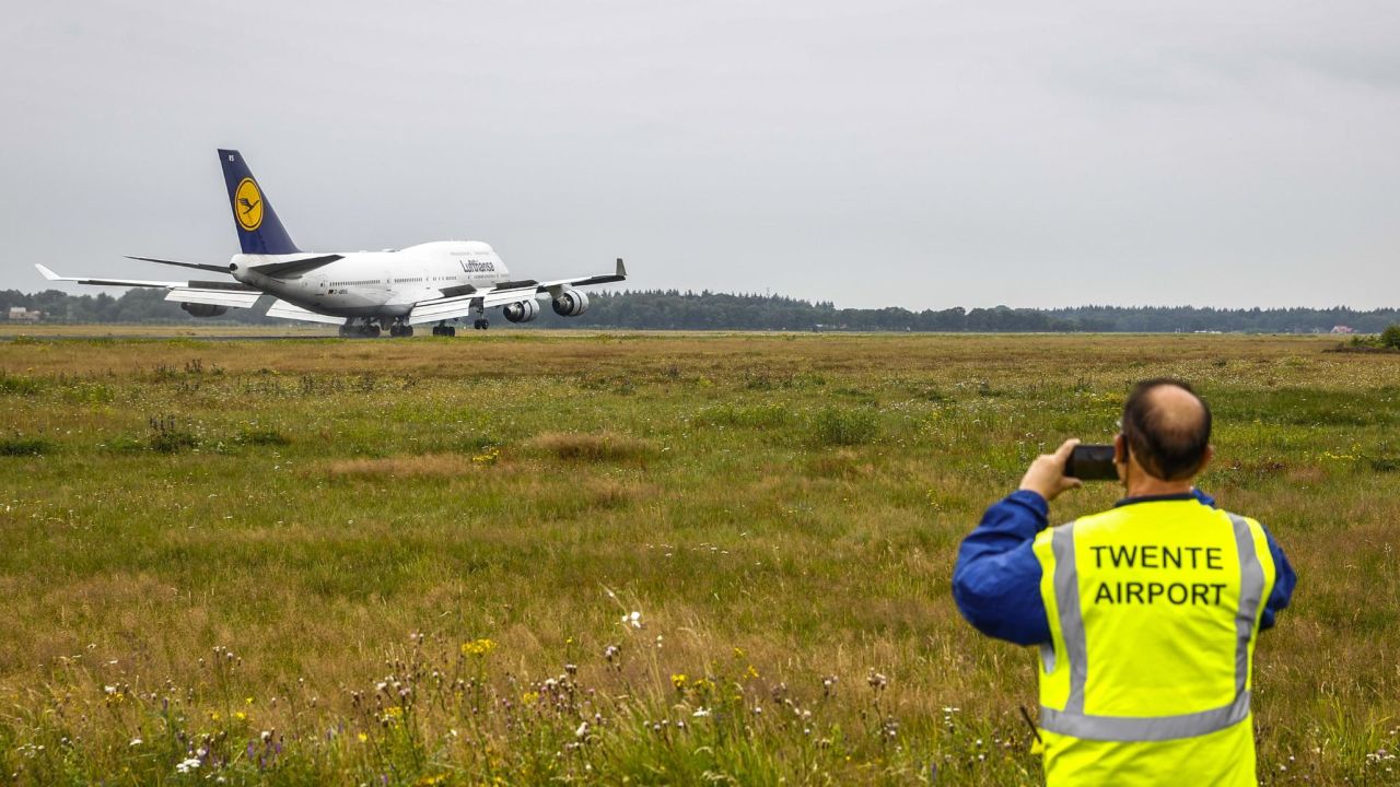 Pictured here: the sixth Lufthansa Boeing 747-400 arriving at Twente Airport back in July.