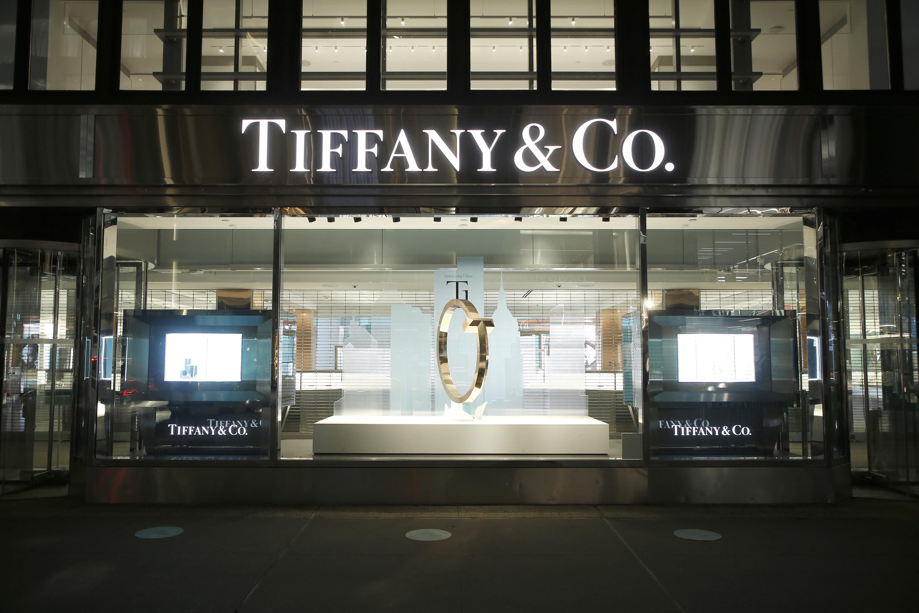 Luxury Giant LVMH to Buy Tiffany for $16.2 Billion - The New York