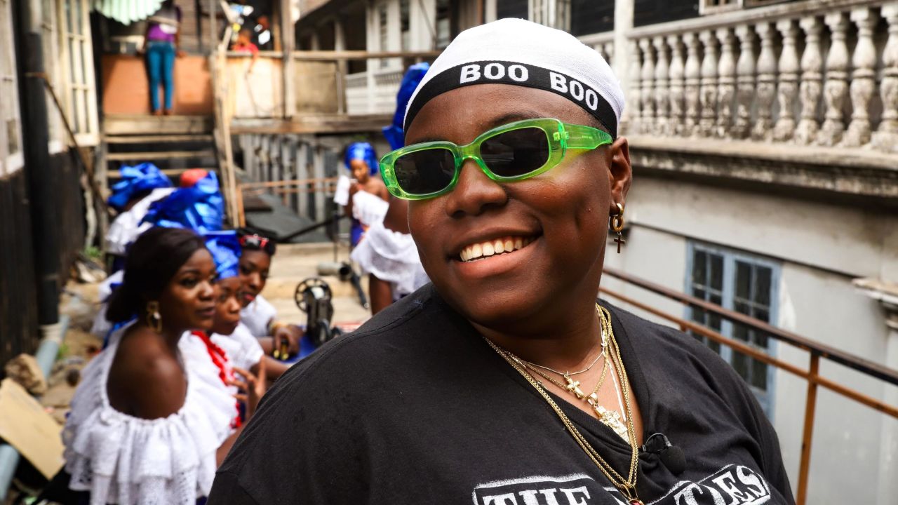 Teniola "Teni" Apata, Niniola's sister