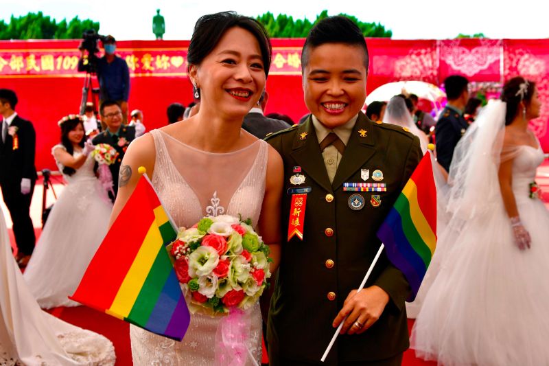 Same sex couples marry in mass military wedding -- a first for Taiwans armed forces pic