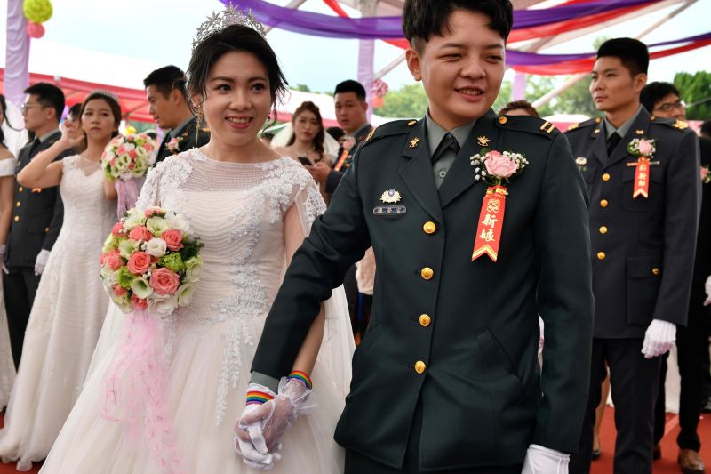 Same sex couples marry in mass military wedding -- a first for Taiwans armed forces picture
