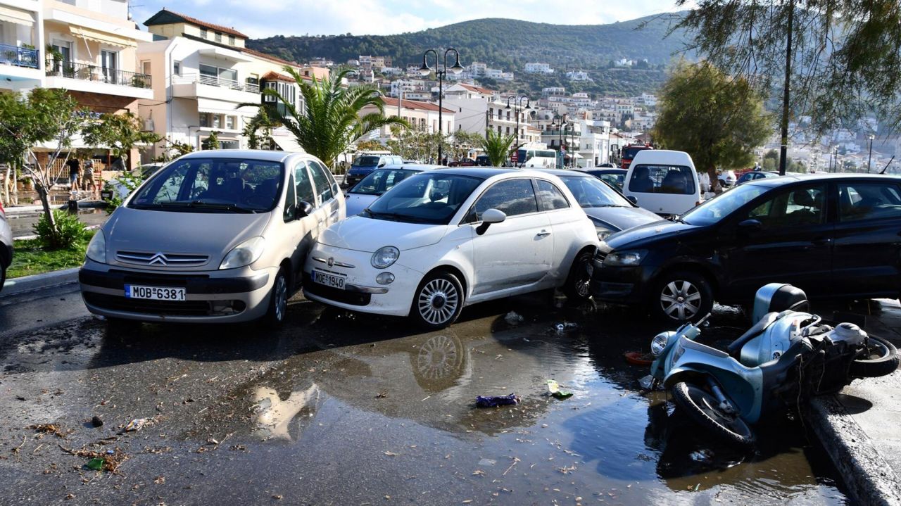 Cars are piled up on Samos after the quake.