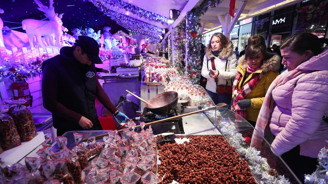 <strong>Brussels Winter Wonders, Belgium: </strong>Visitors can also browse through the many chalets that serve up glühwein, Belgian beers and all types of snacks.
