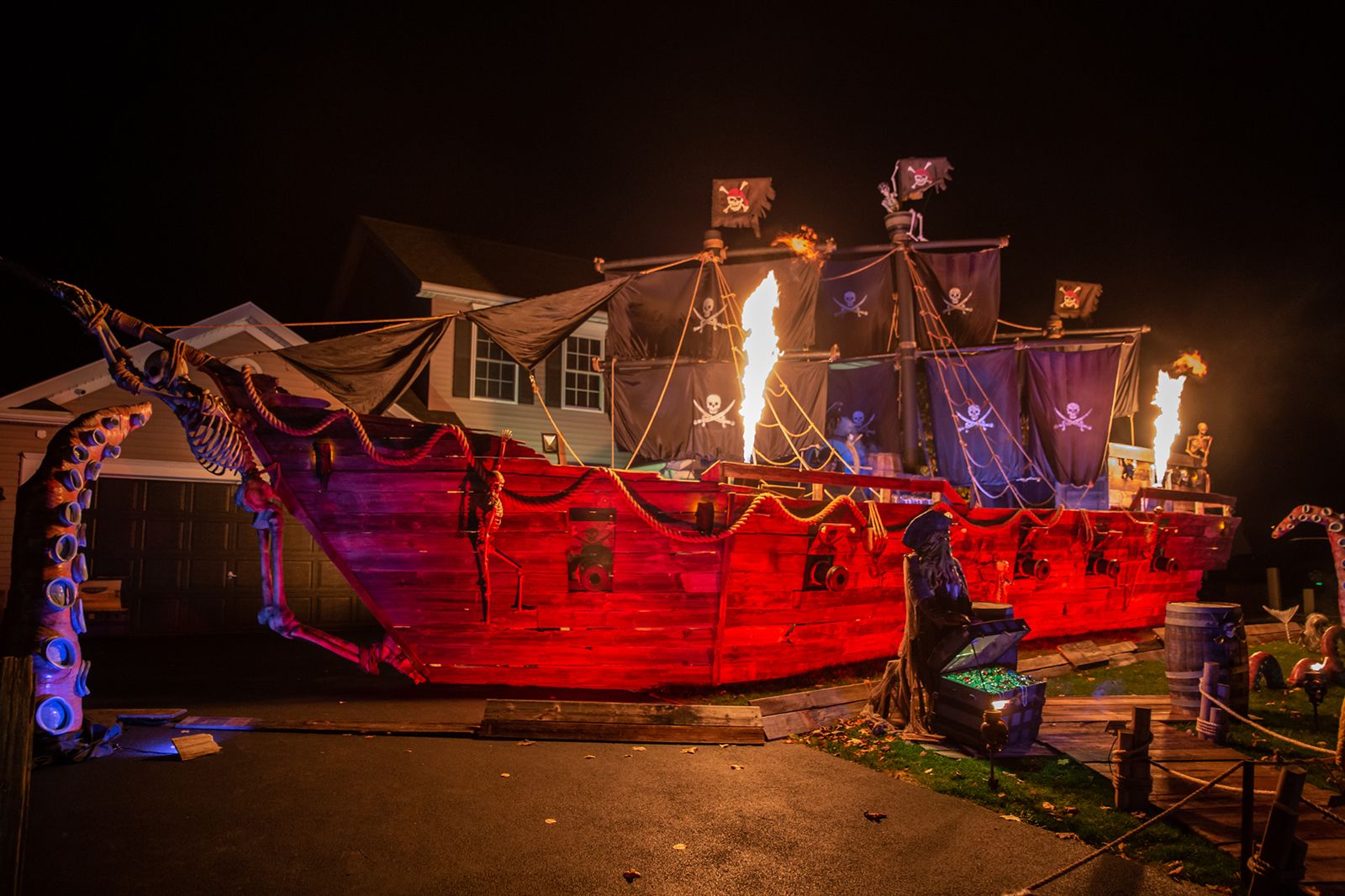 Pirate ship for Halloween: A father built his daughter a 50-foot vessel for  the holiday