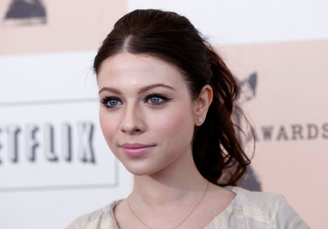 La actriz Michelle Trachtenberg, que saltó a la fama como estrella infantil con películas como «Harriet la Espía» y llegó a tener papeles memorables en series de televisión como «Gossip Girl», murió a los 39 años, según informó una fuente de la Policía de Nueva York el 26 de febrero de 2025. Según la fuente, Trachtenberg tenía un problema médico reciente. Su muerte parece estar relacionada con causas naturales y no sospechosas, añadió la fuente.