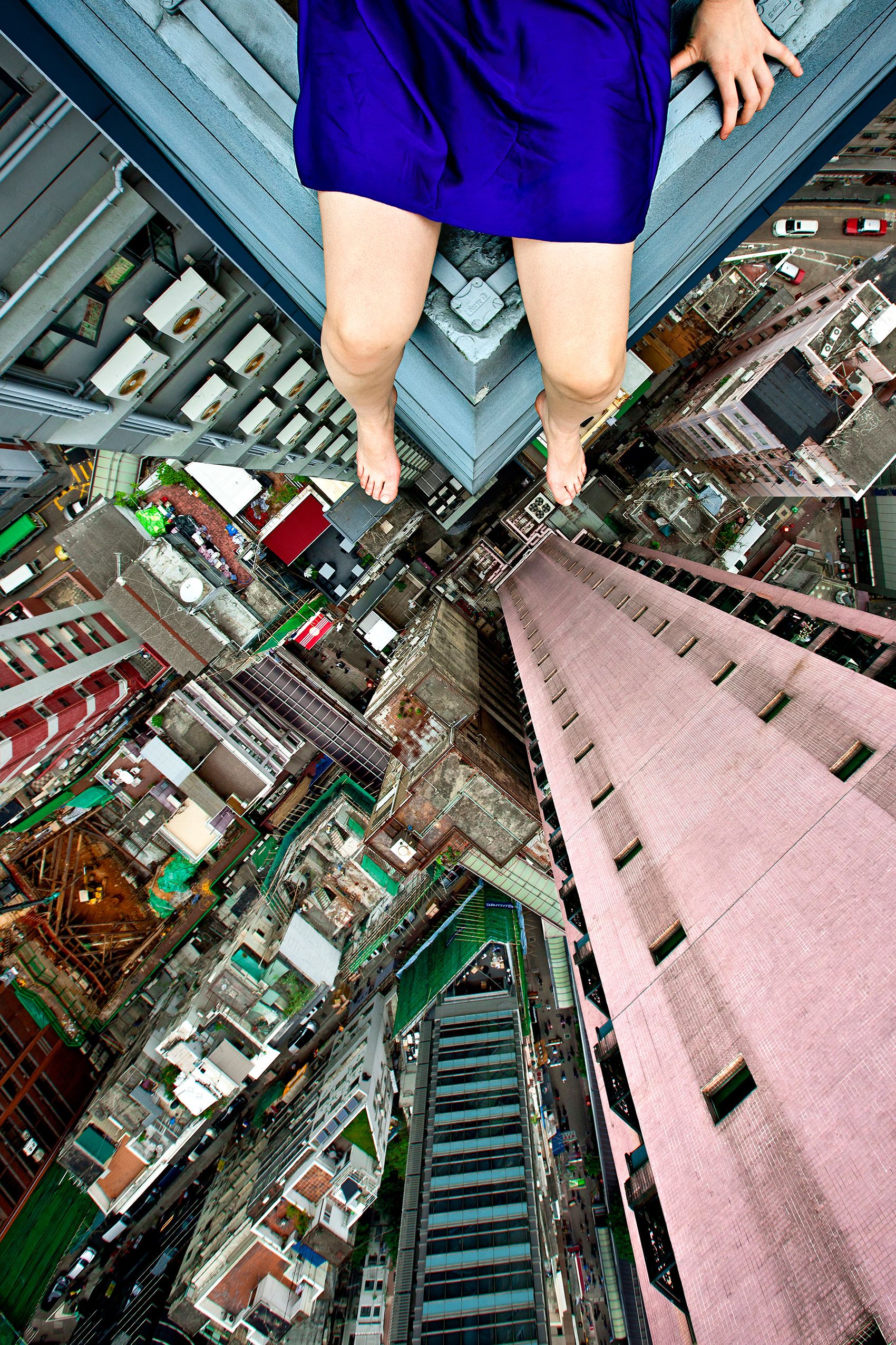 Ahn Jun em cima de um prédio muito alto em Hong Kong.