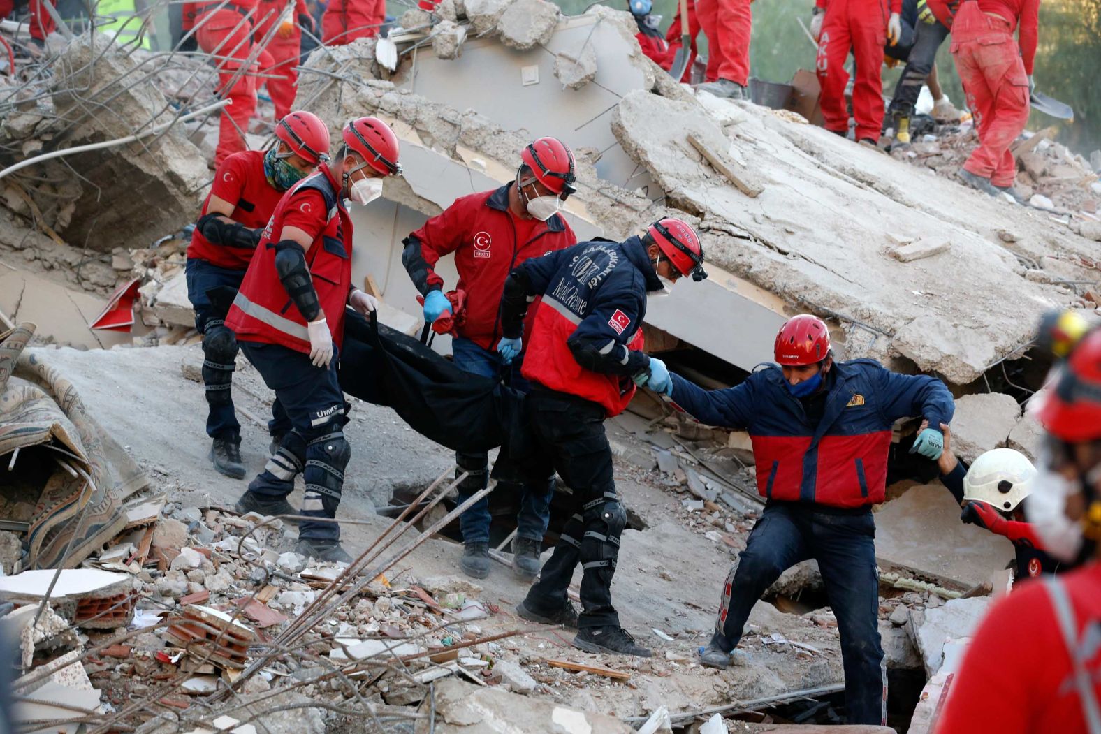 Members of a rescue crew carry a victim's body in Izmir.