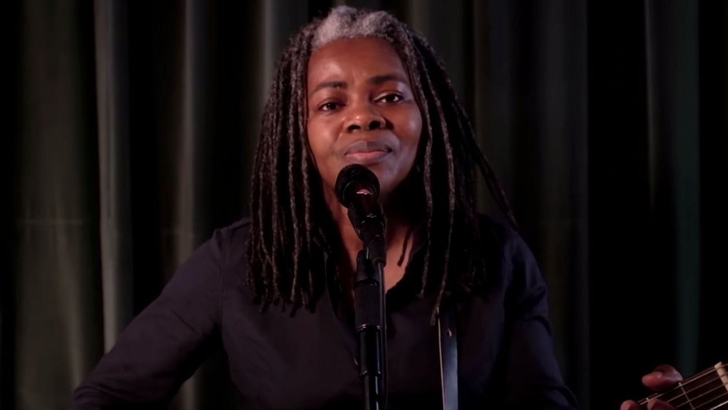 Tracy Chapman gave an acoustic performance on "Late Night with Seth Meyers."