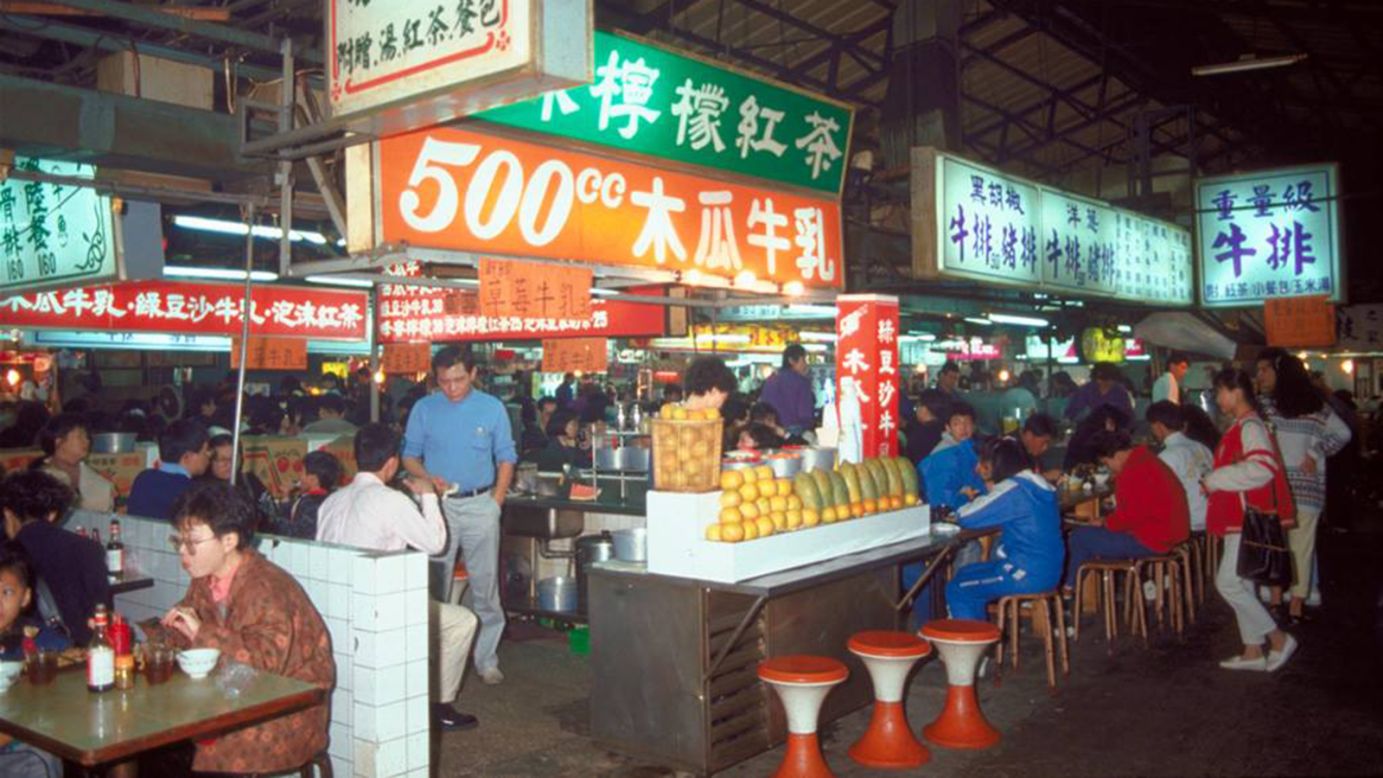 <strong>End of an era: </strong>Taipei culture writer Jason Cheung, who has been meticulously documenting the night market's history on his blog, is convinced the glory days are long gone. This image was captured by Cheung in 1990, when Shilin Market was a vibrant center of activity. 