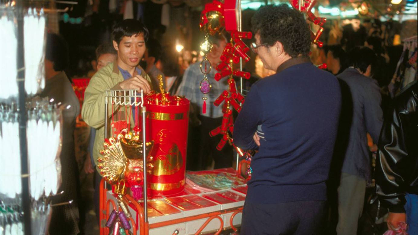 <strong>A typical 1990 scene: </strong>Taiwan's markets were often an informal congregation of peddlers that once upon a time relied on the magnetism of temples, where people would regularly congregate. 