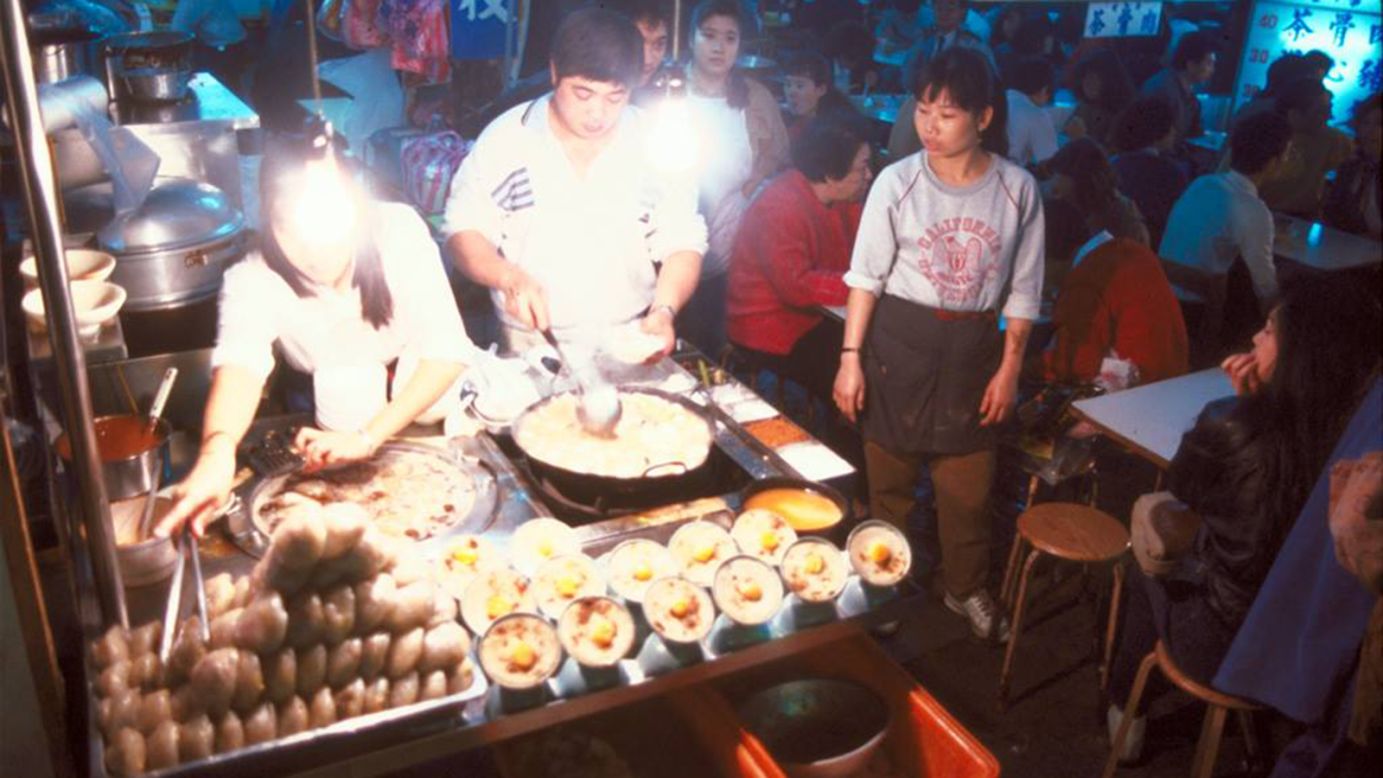 <strong>Shilin Market, 1990: </strong>Markets were once the apex of economic activity in Taiwan's cities, a way for low-income urban street vendors to provide goods at low prices. 