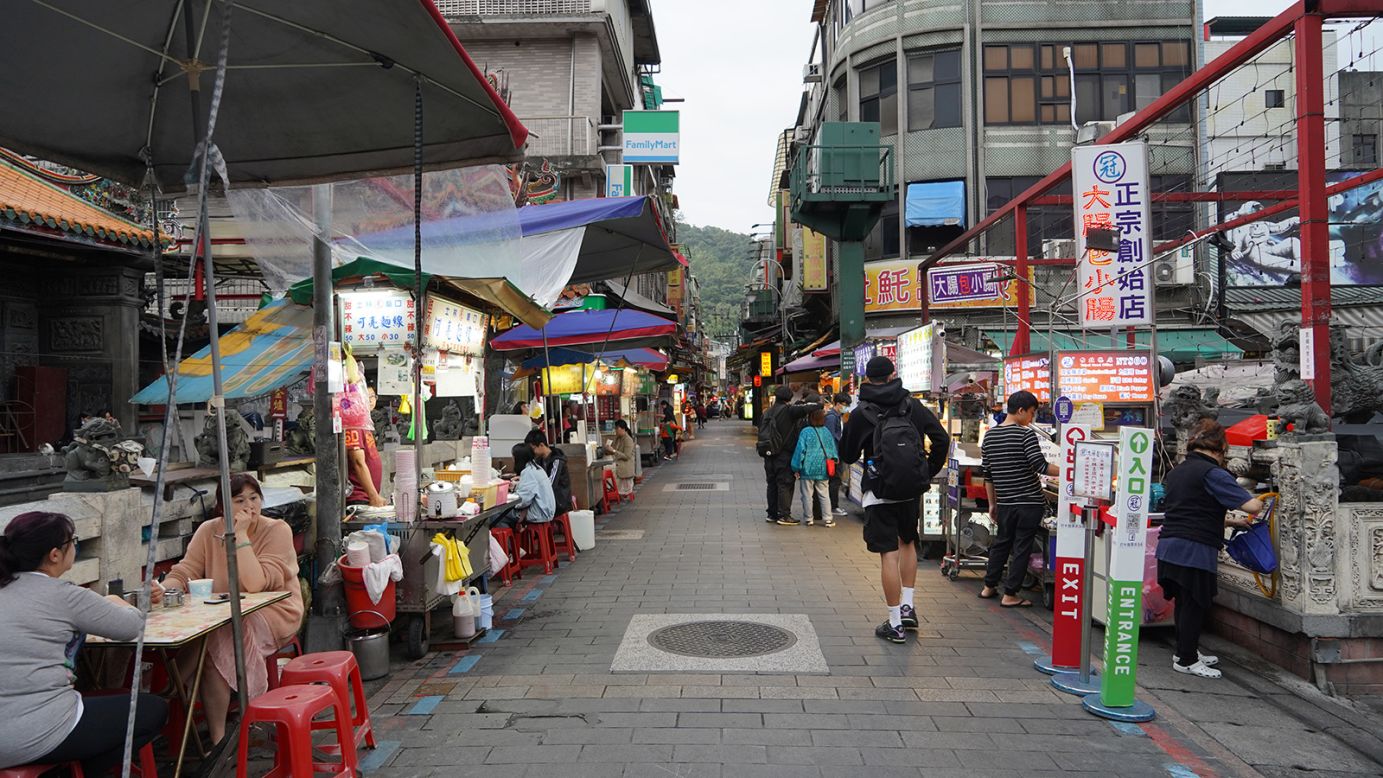 <strong>No more tourists: </strong>One of the problems is the market's reliance on tourists. "Places like Ningxia Night Market are okay because they cater to locals. Shilin isn't like that. And rent is too expensive," says Li, whose family has been selling Taiwanese spring rolls at Shilin for 47 years.
