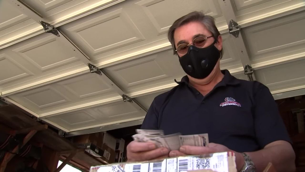 01 man donates baseball cards trnd