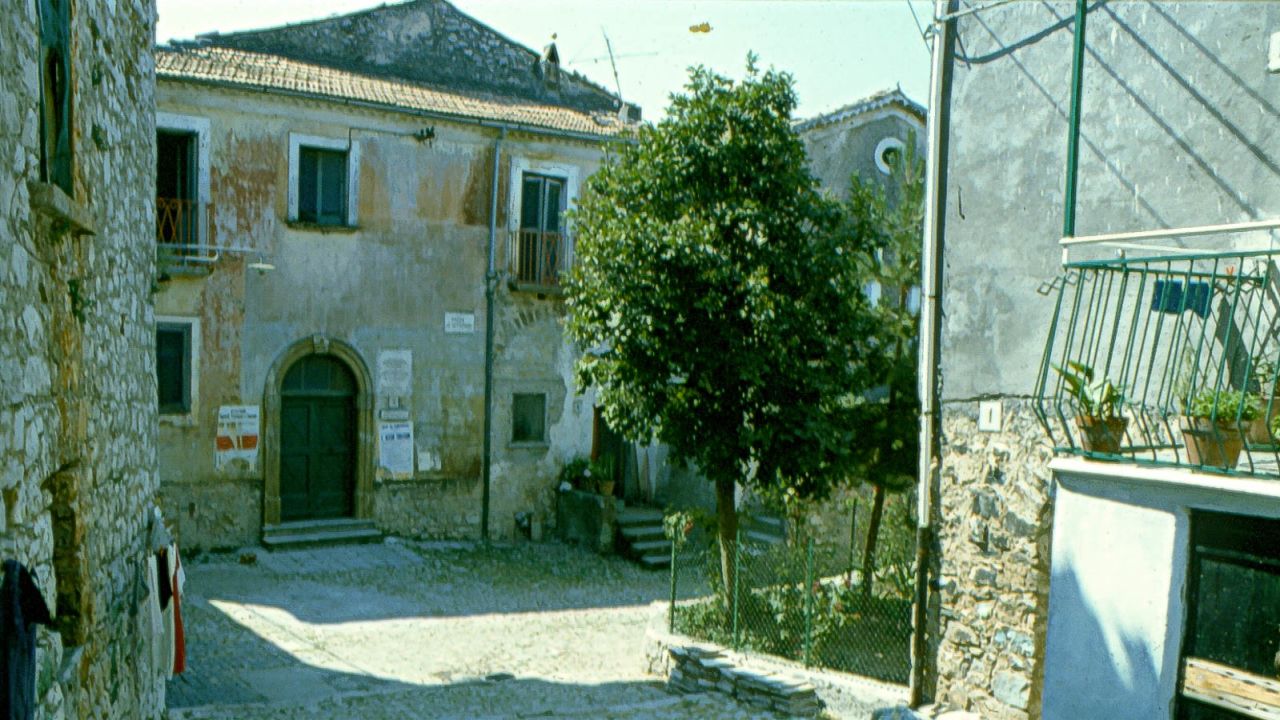 An old photo shows Campodimele's streets before the makeover.