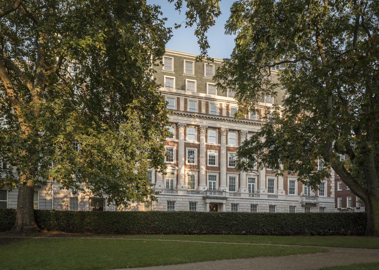 The facade of No.1 Grosvenor Square, London, a residential building with a replica Oval Office in its lobby. 