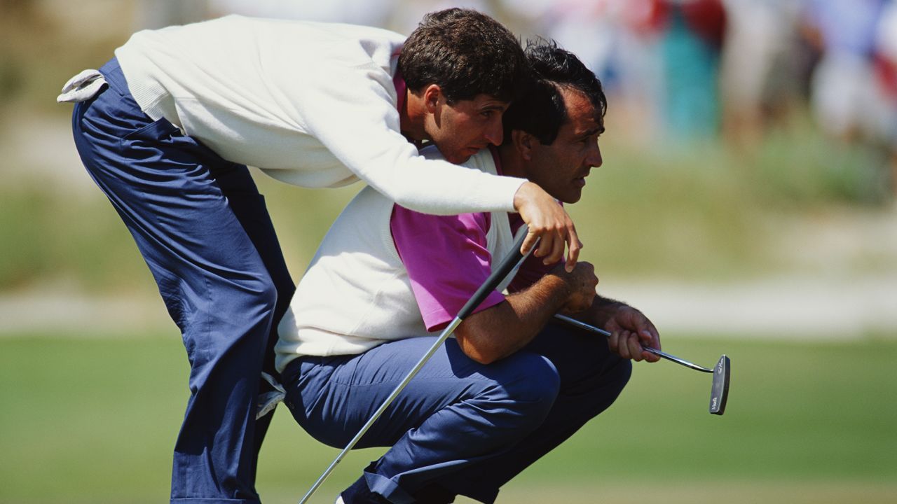 Olazabal uses the shoulders of Ballesteros to get a better view of the hole during the 29th Ryder Cup in 1991.