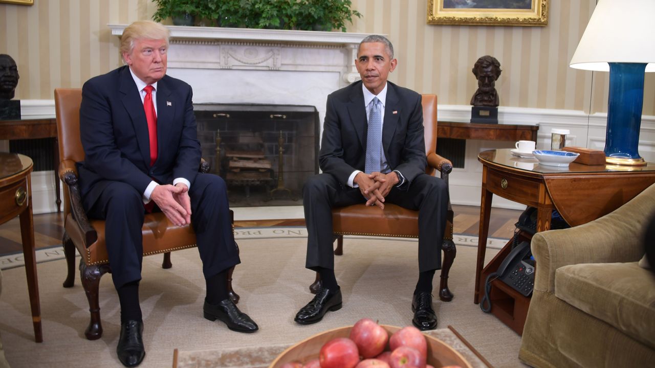 US President Barack Obama meets with President-elect Donald Trump to update him on transition planning in the Oval Office at the White House on November 10, 2016 in Washington,DC.  / AFP / JIM WATSON        (Photo credit should read JIM WATSON/AFP via Getty Images)