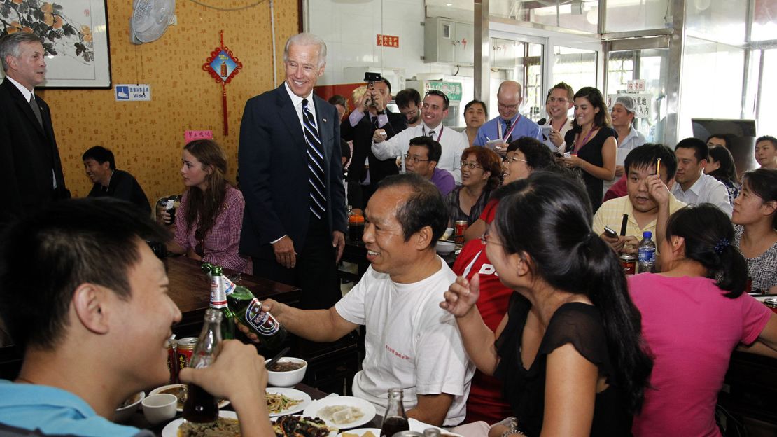 Biden, accompanied by his granddaughter, visited Yaoji Chaogan in August 2011. 