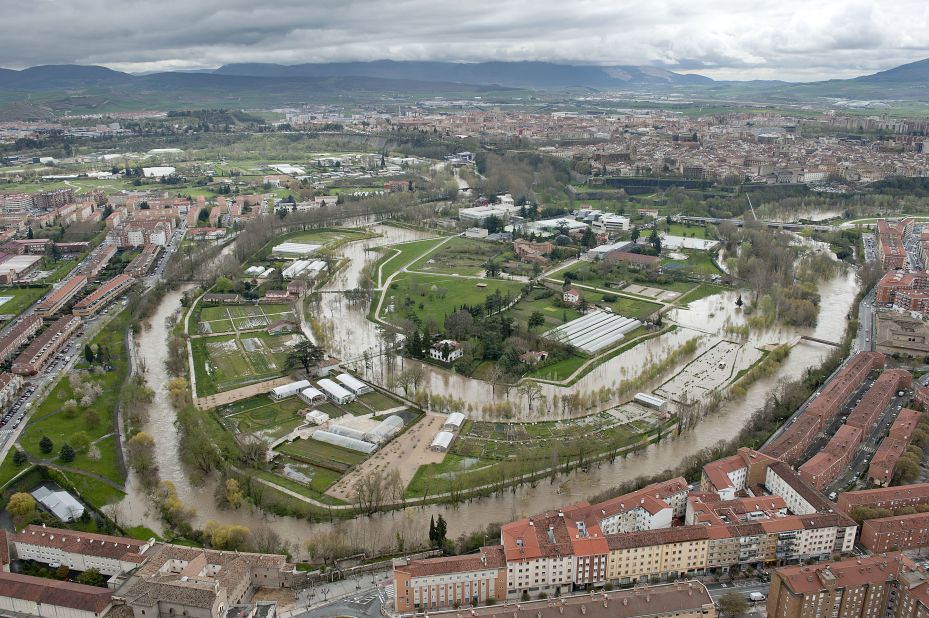 <strong>Pamplona, Spain</strong> --<strong> </strong>Architecture firm Aldayjover has built a 62-acre park located within the meander of the Arga River. Due to severe flooding, the land was barely used, but now -- according to Aldayjover -- locals use the area for farming, walks and a playground for 95% of the year, while during the flood season, it is claimed by the river.
