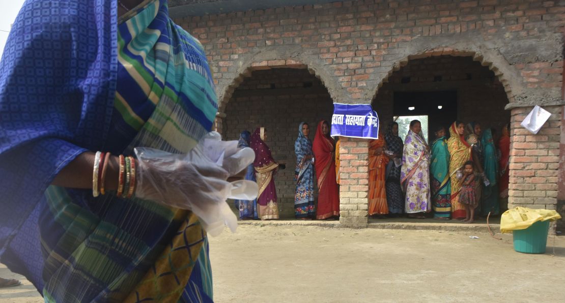 People queue to vote during third phase polling for Bihar's state assembly elections on November 7, 2020 in Bihar, India. 