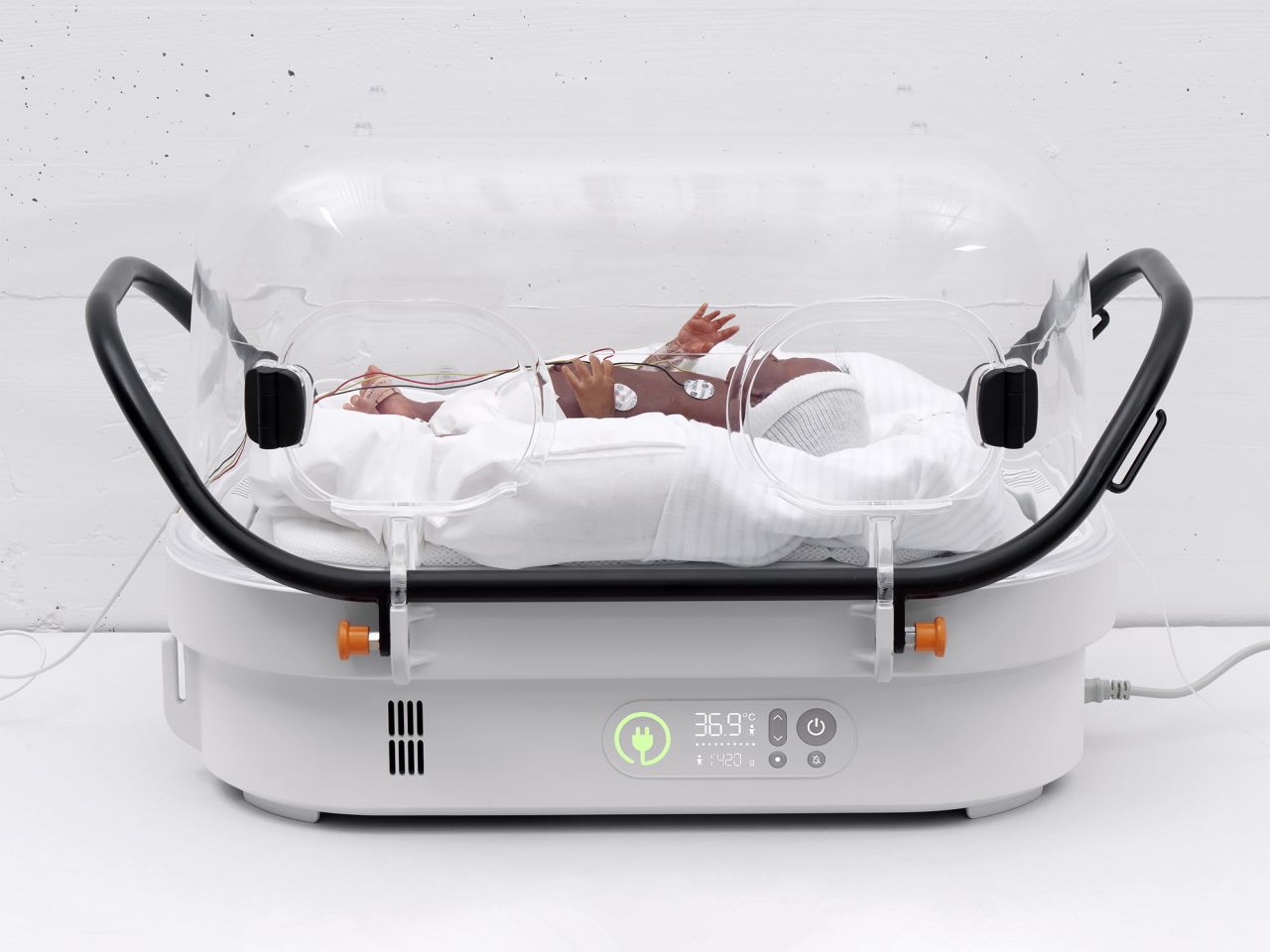 <strong>A portable incubator to save children from hypothermia:</strong> "Robust Nest" is an incubator designed for sub-Saharan Africa. It is suited to transporting patients in vehicles and can withstand frequent power cuts by using a heat-storing battery. It was developed by Fabien Roy, a student at ECAL in Switzerland, in collaboration with EPFL, a Swiss research center. 