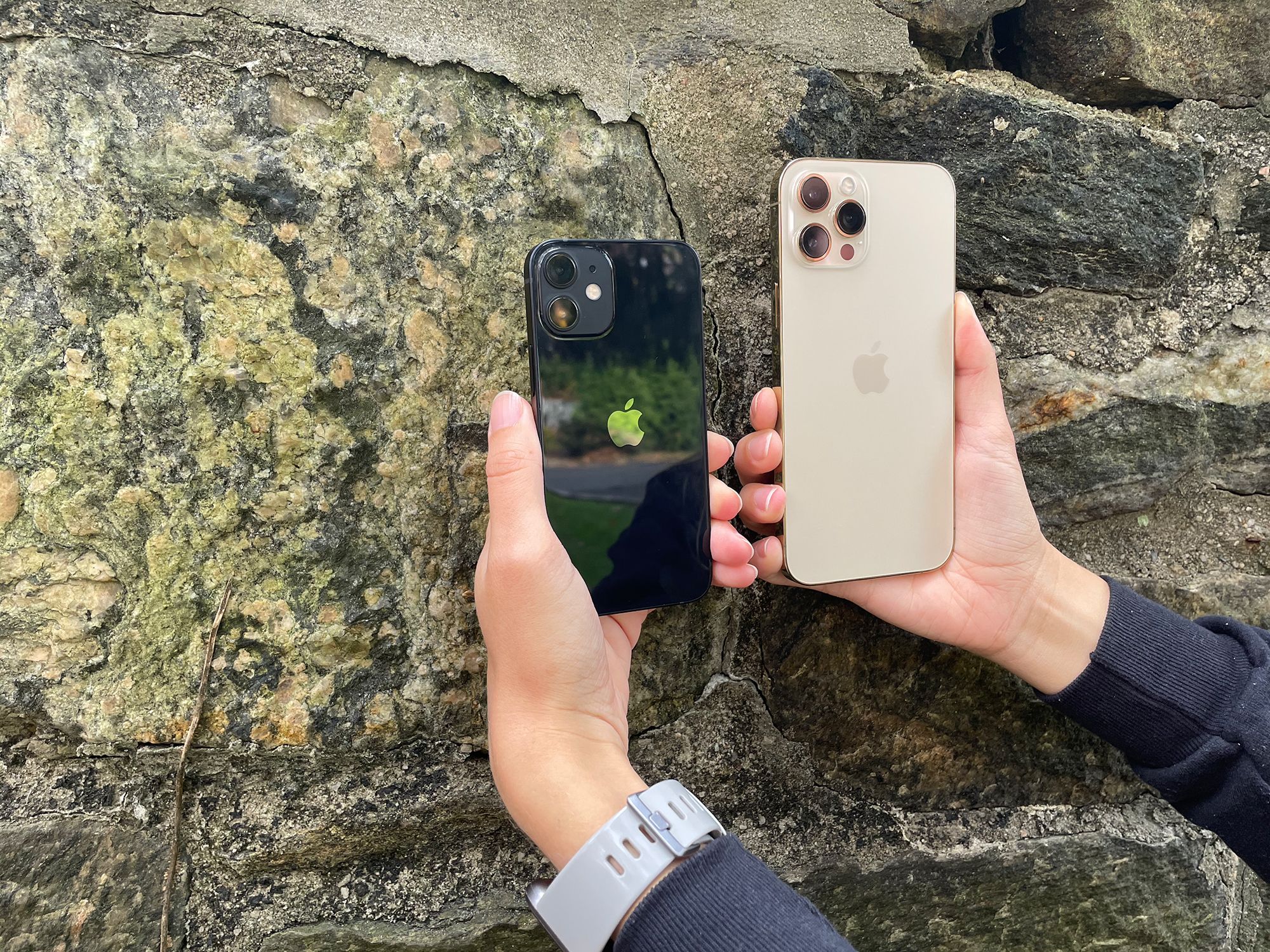 Iphone 12 и 12 Mini в руках