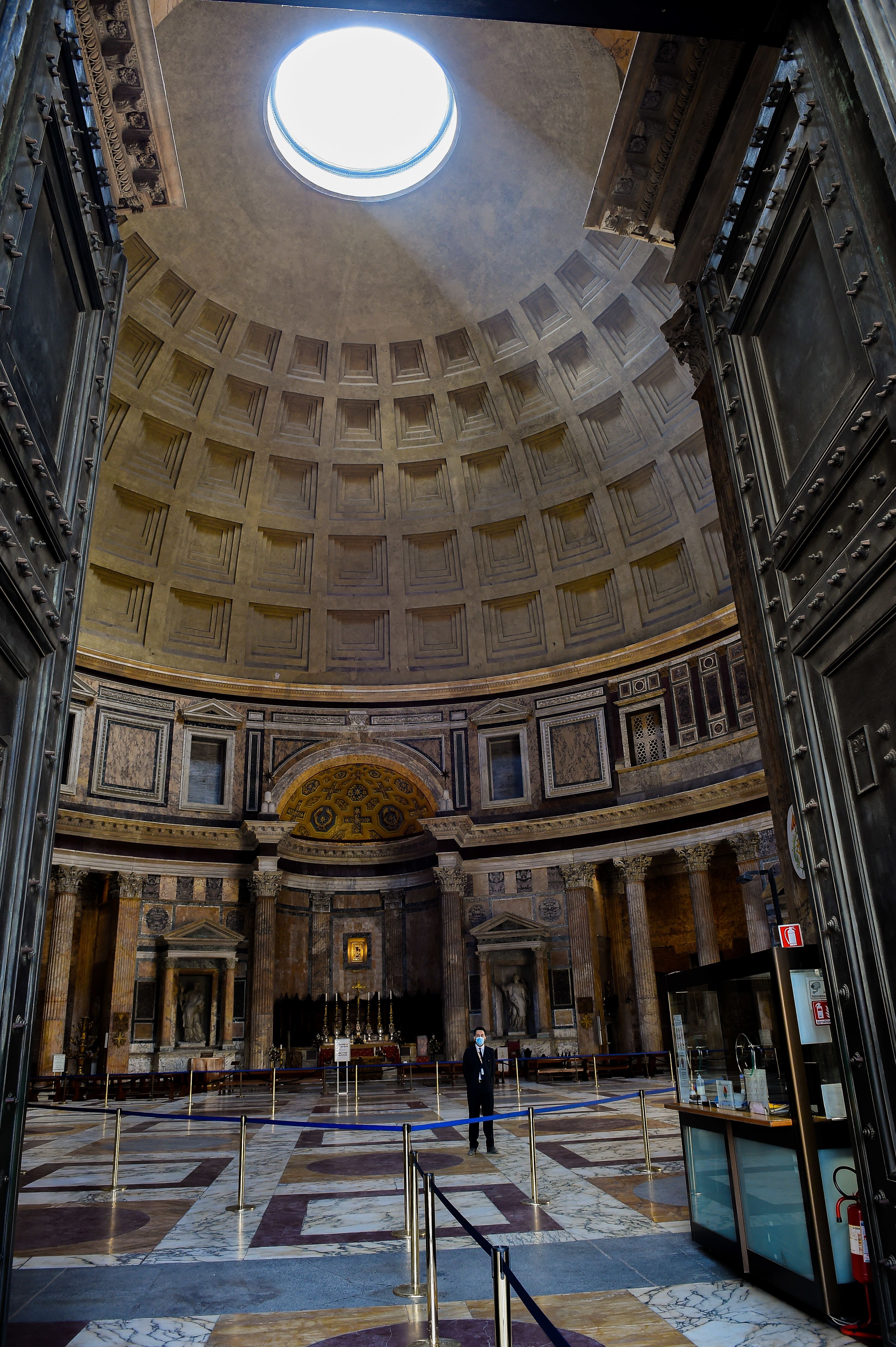 front side and top view of roman pantheon