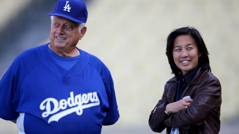 Former Dodgers Manager Tommy Lasorda talks with then-Assistant General Manager Kim Ng.