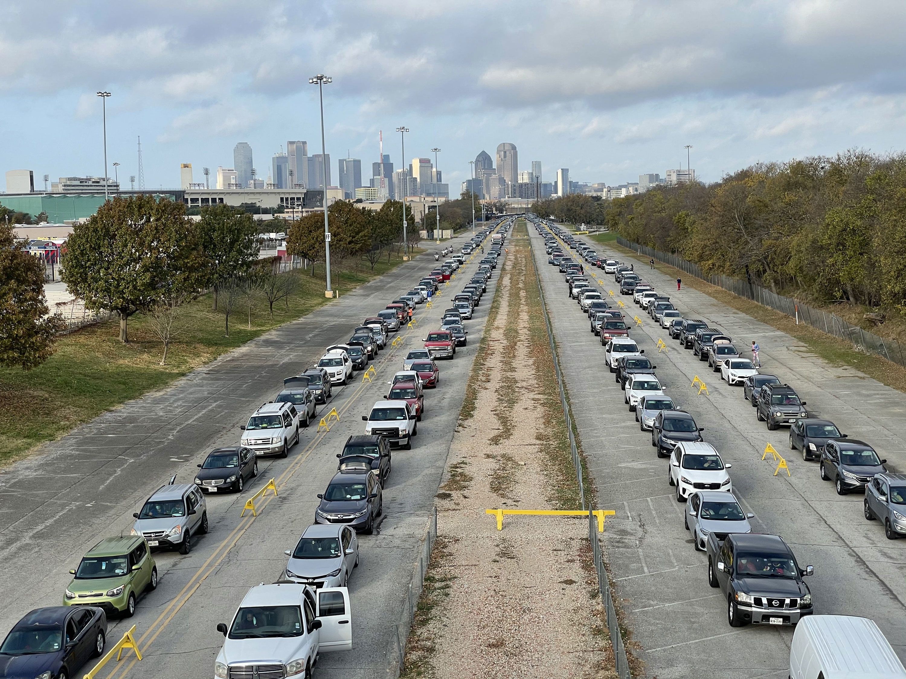 Thousands of cars form lines to collect food in Covid-hit Texas