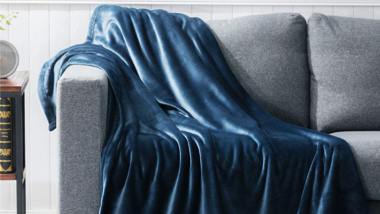 Roommates Bedsure Fleece Throw Blanket
