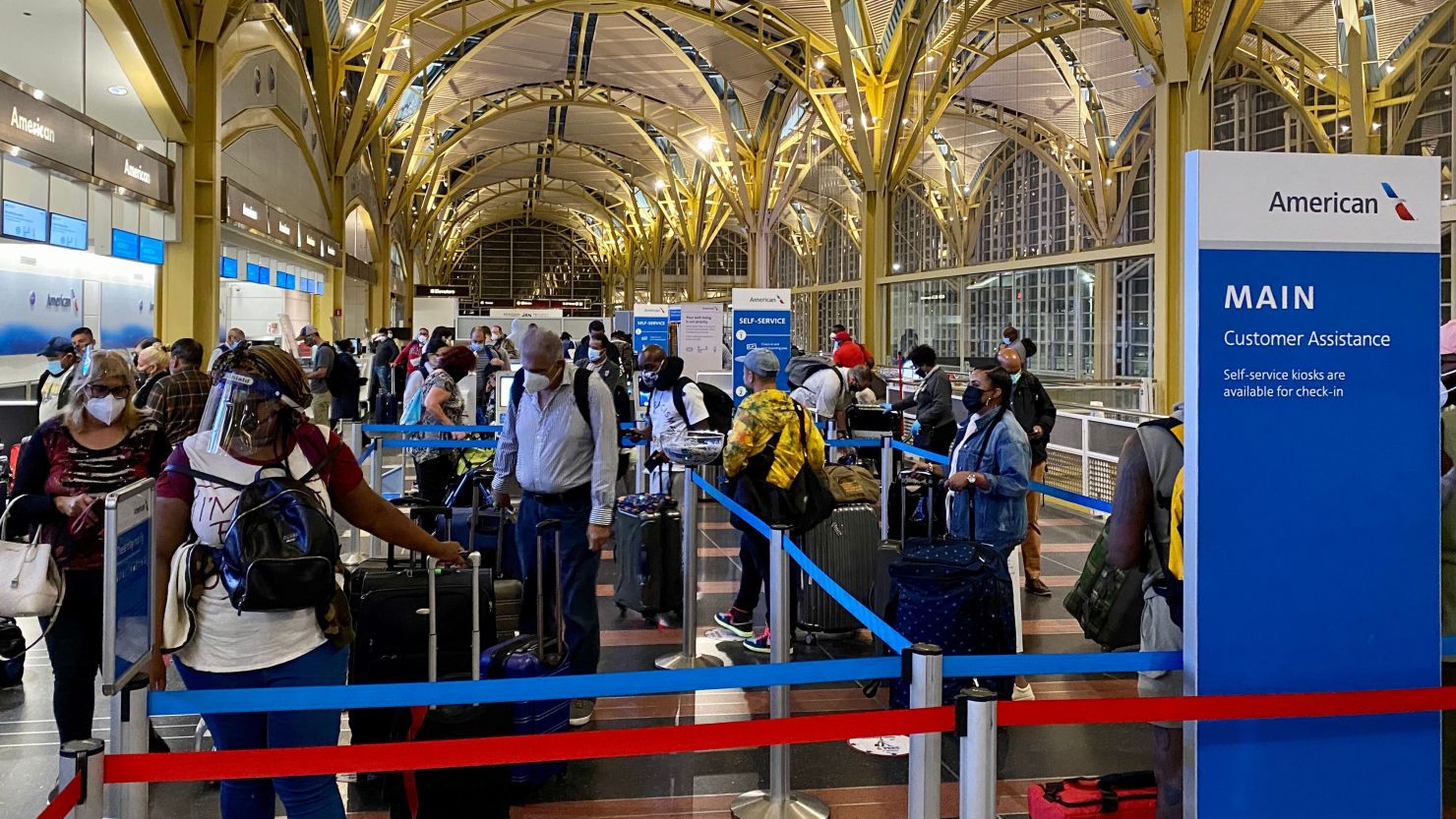 Passengers que at the American Airlines counter in Ronald Reagan National Airport on September 17, 2020, in Arlington, Virginia, amid the coronavirus outbreak (Photo by Daniel SLIM / AFP) (Photo by DANIEL SLIM/AFP via Getty Images)