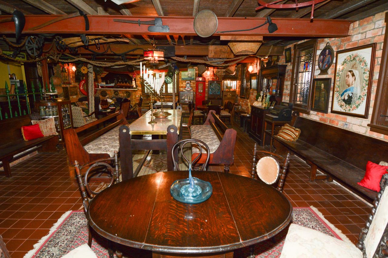 A lost USB stick found beneath the house revealed a crowded interior packed with antiques and memorabilia collected over 60 years. These photos were taken in December 2018, more than one year before the house was sold to new owners and dismantled, ready to be moved.