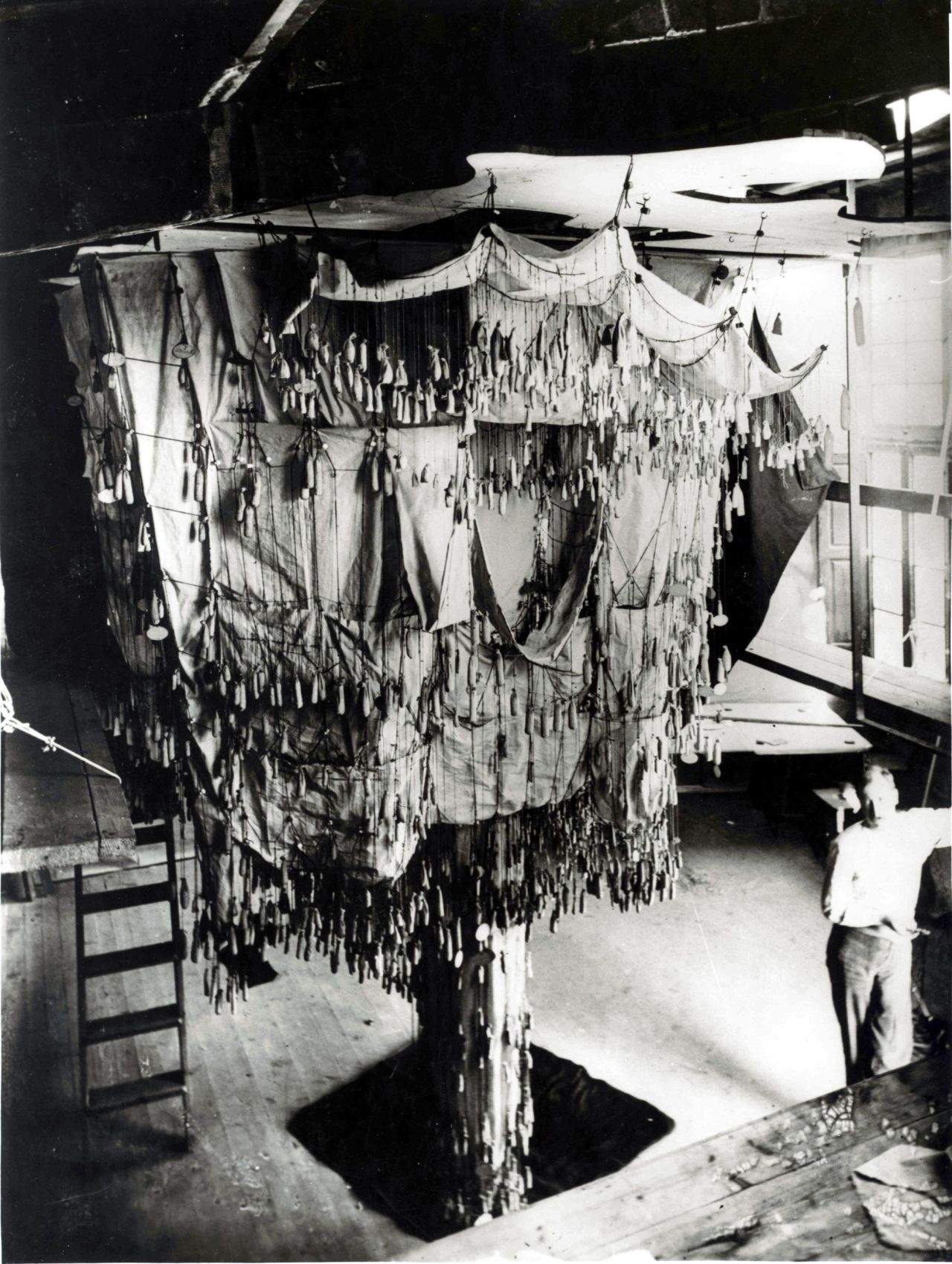 Image of hanging catenary structure in Gaudí's workshop.