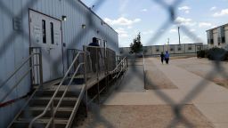 Inmigrantes detenidos caminan afuera del Centro Residencial Familiar del Sur de Texas del ICE en agosto de 2019.