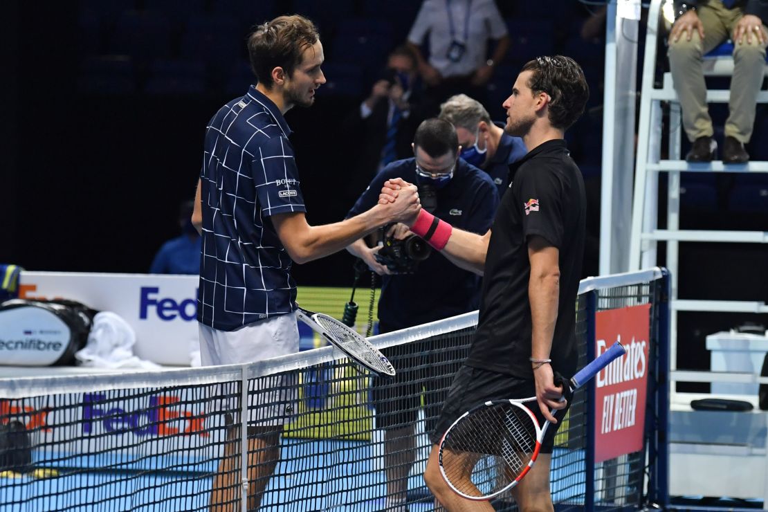 Medvedev (left) shakes hands with Thiem (right).