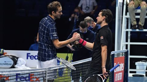 Medvedev (left) shakes hands with Thiem (right).