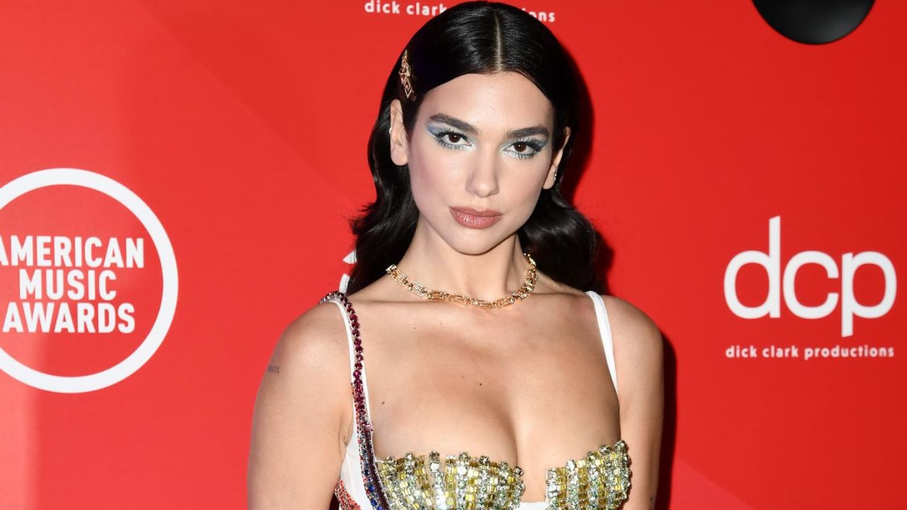  Dua Lipa poses for the 2020 American Music Awards, broadcast on November 22, 2020. (Photo by Gareth Cattermole/Getty Images for dcp)