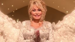 DOLLY PARTON'S CHRISTMAS ON THE SQUARE (L to R) DOLLY PARTON as ANGEL in DOLLY PARTON'S CHRISTMAS ON THE SQUARE Cr. COURTESY OF NETFLIX © 2020