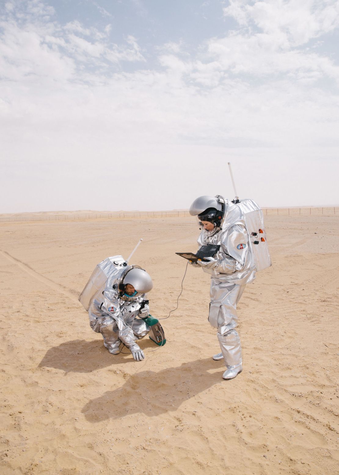 Analog astronauts Iñigo Muñoz Elorza and Carmen Köhler perform an experiment during the 2018 mission in Oman.