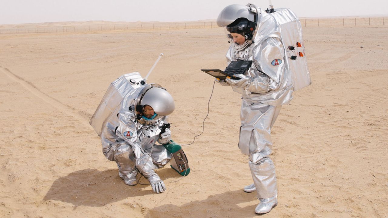 Analog astronauts Iñigo Muñoz Elorza and Carmen Köhler perform an experiment during the 2018 mission in Oman.