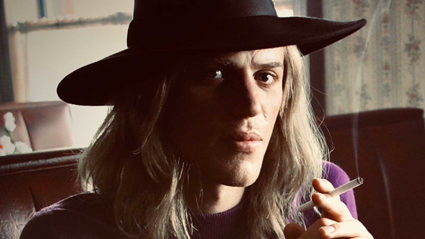 Johnny Flynn as a young David Bowie in 'Stardust'