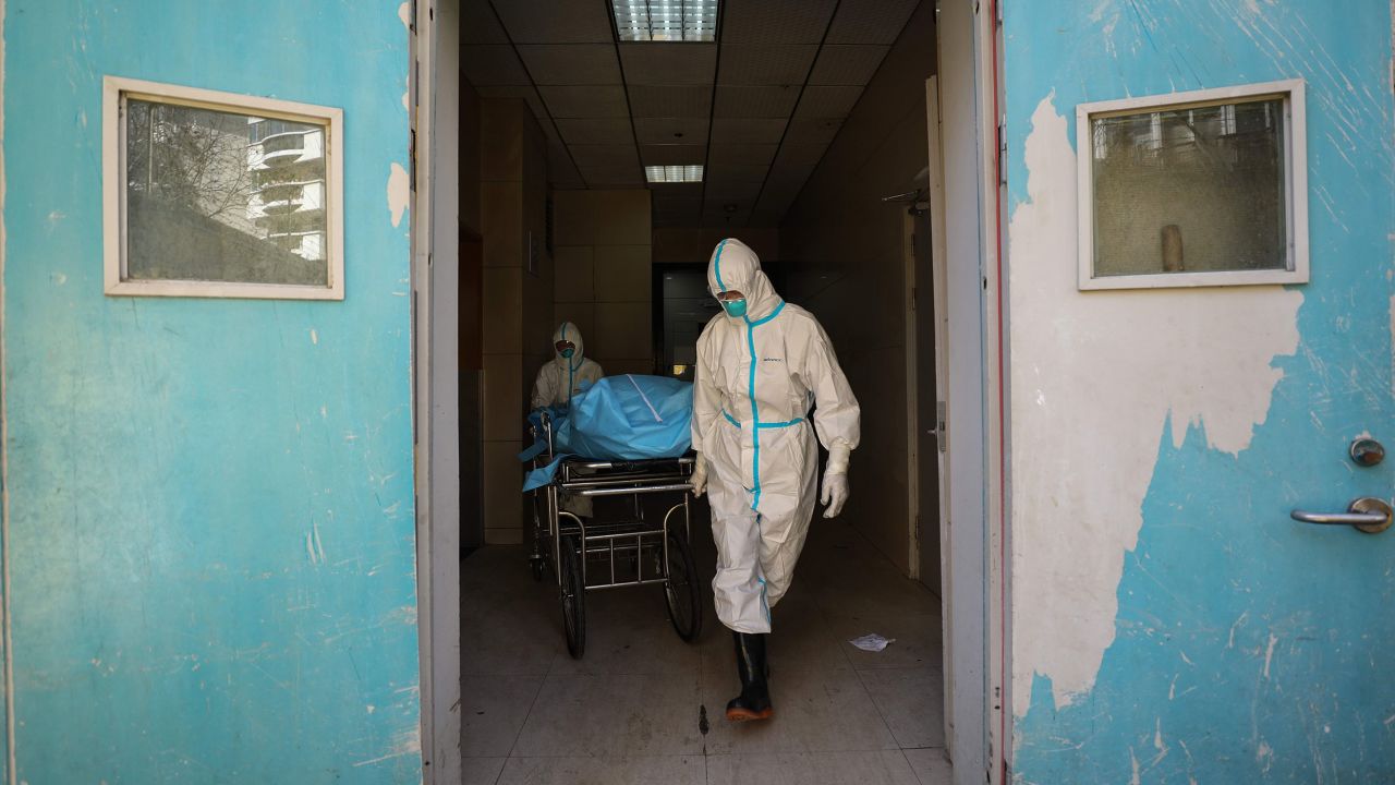 WUHAN, CHINA - FEBRUARY 16 2020: Workers move out the body of a COVID-19 victim in a hospital in Wuhan in central China's Hubei province Sunday, Feb. 16, 2020.- PHOTOGRAPH BY Feature China / Barcroft Media (Photo credit should read Feature China/Barcroft Media via Getty Images)