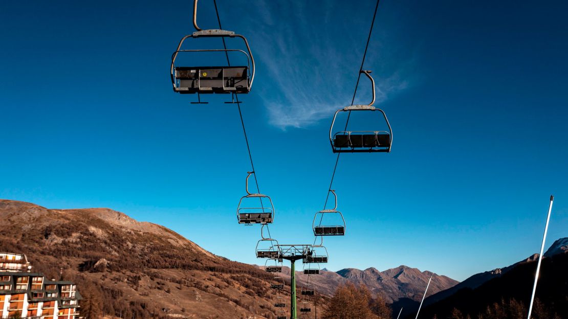 Prime Minister Giuseppe Conte has urged Italians not to take skiing holidays this winter.