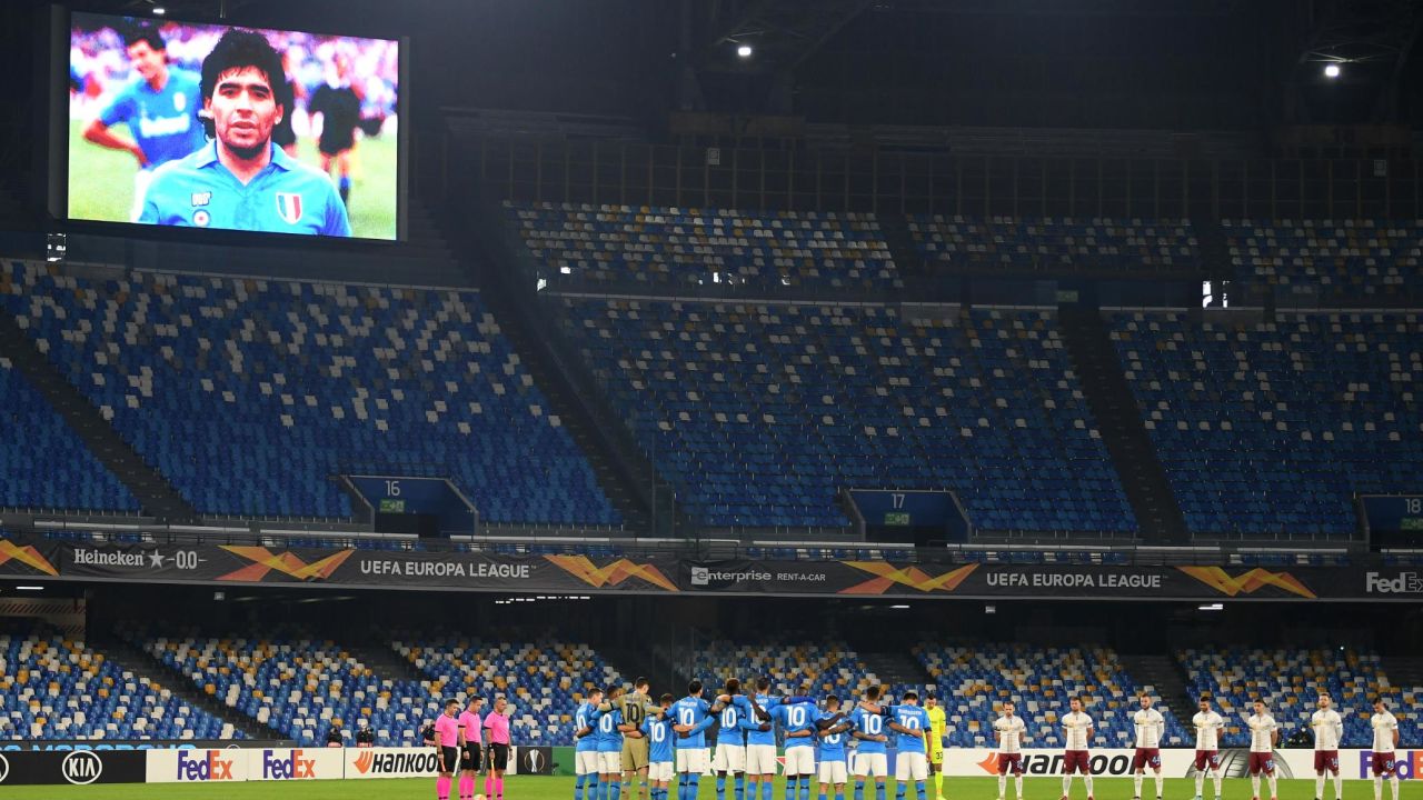 Players and officials observe a minute's silence in memory of Maradona.