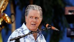 Brian Wilson se presenta con los Beach Boys en el programa Good Morning America de ABC en el Central Park de Nueva York el 15 de junio de 2012.