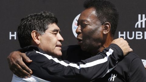 The late Argentinian football great Diego Maradona (L) and Pelé pose after a football match in 2016.