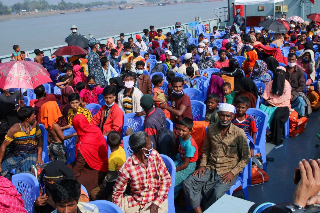 Rohingya refugees board a ship, which will transport them to the island of Bhashan Char.
