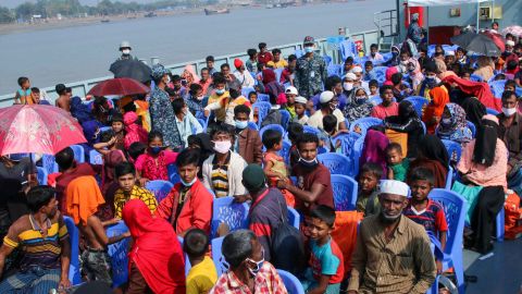 Rohingya refugees board a ship, which will transport them to the island of Bhashan Char.